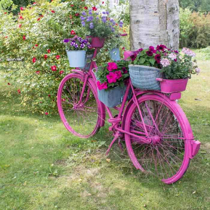 Fahrrad als deko im garten