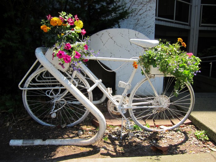 Fahrrad als deko im garten